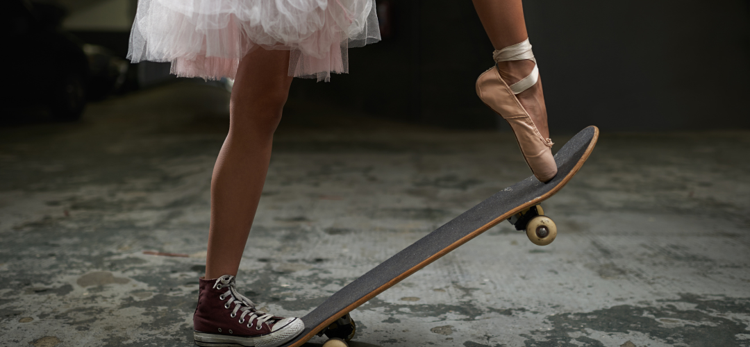 Frau mit Rock und Ballet-Schuhen auf Skateboard